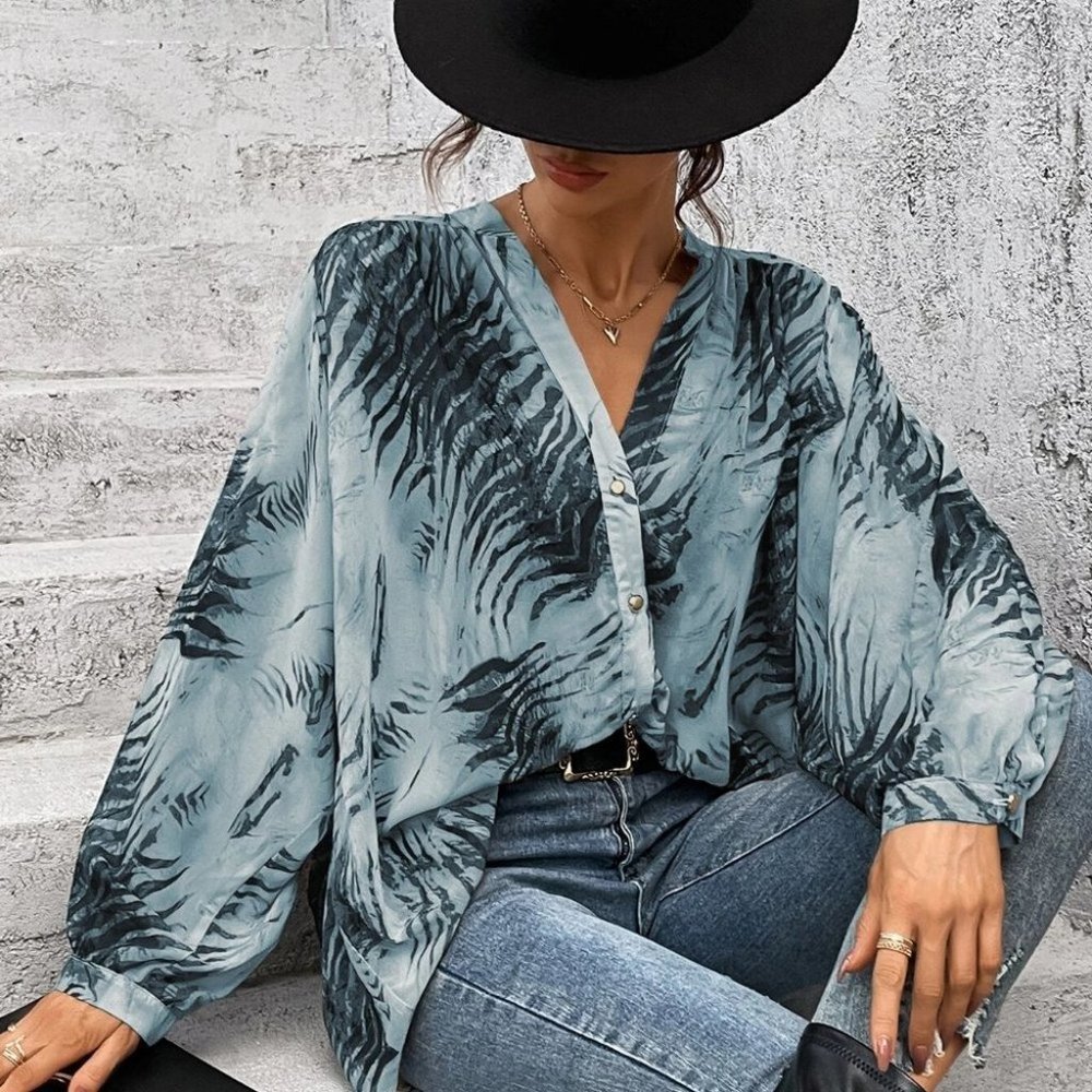 Blue Preppy Womens tiger print button down Shirt - Picture 5 of 5